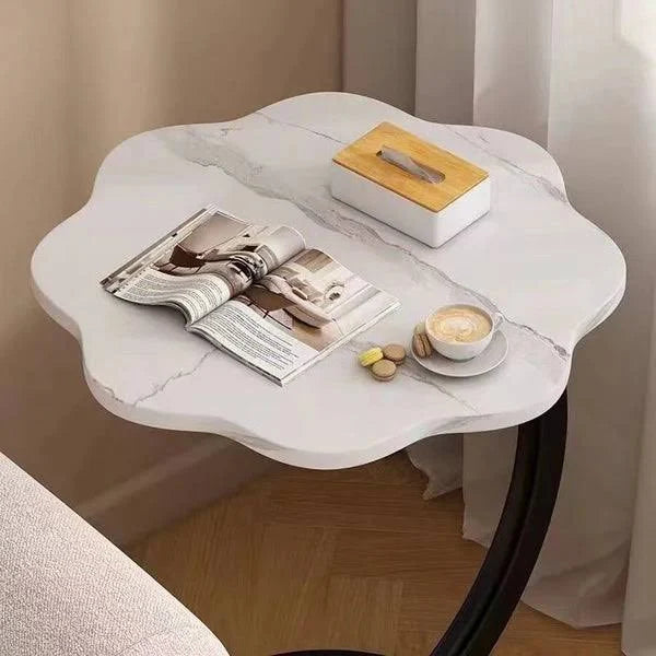 Masuta moderna cu doua rafturi in forma de floare, blat 40 cm si cadru metalic auriu, design elegant 60 cm inaltime